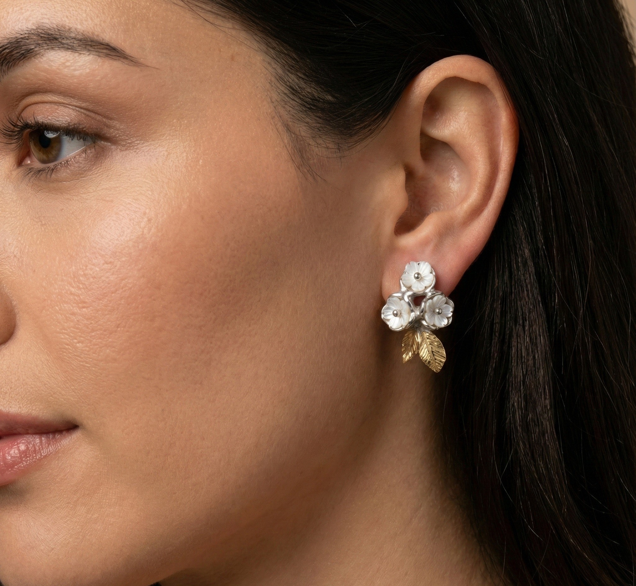 Flowery Collection, 3 Mothers Of Pearls Small Flowers With Silver Leaves Earrings