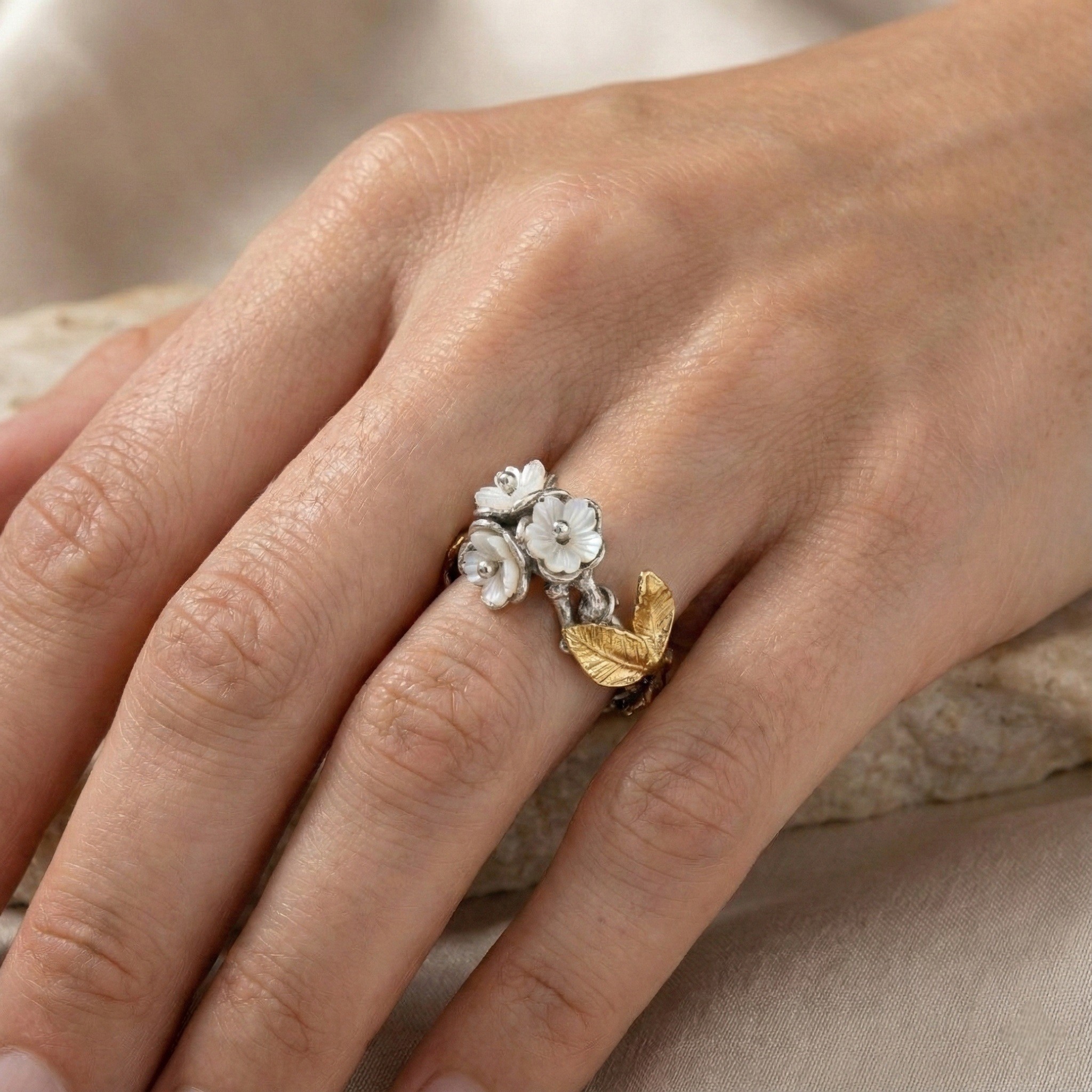 Flowery Collection, 3 Mothers Of Pearls Small Flowers With Silver Leaves Ring